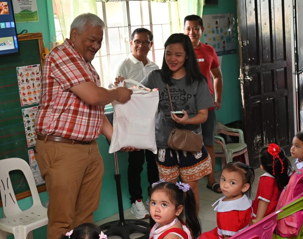 daycare-parents-get-rice-from-cong-pogi