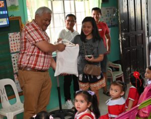 daycare-parents-get-rice-from-cong-pogi
