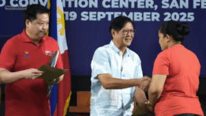 financial-assistance-at-land-titles,-ipinamahagi-sa-mga-farm-worker