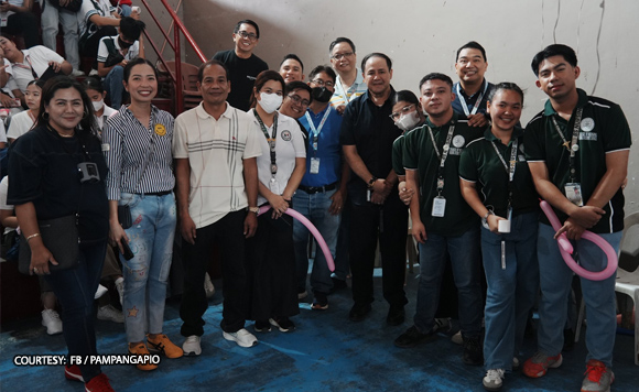 vg-pineda-gives-financial-aid-to-1,500-guagua-students