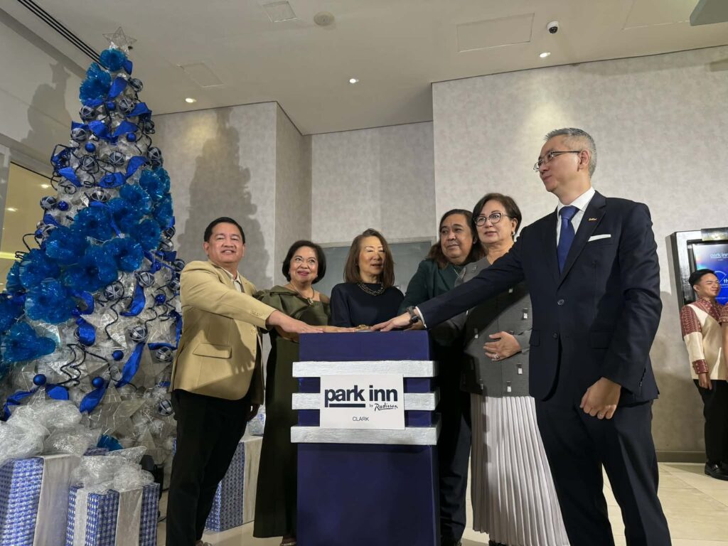 park-inn-by-radisson-clark-lights-up-holiday-centerpiece-as-it-marks-10th-year