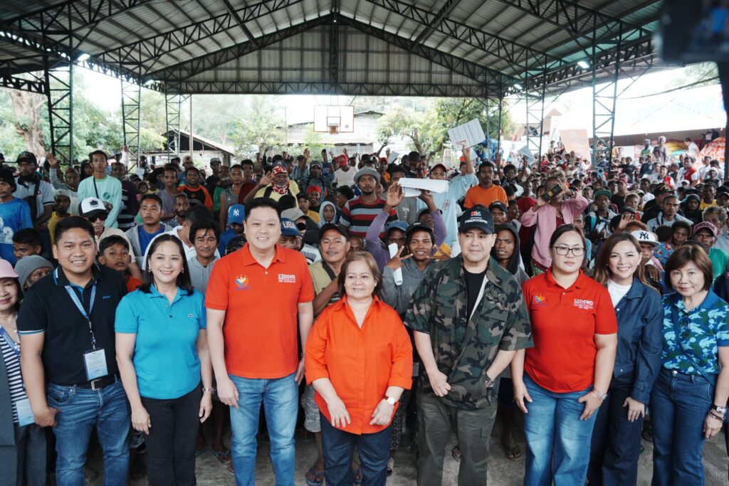 capitol,-dswd-play-santa-to-ip-communities