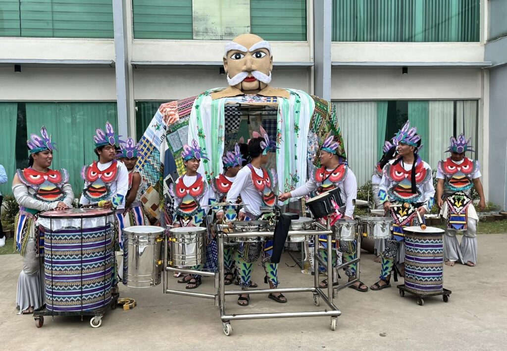 giant-puppets-take-to-the-streets-of-sta.-ana 