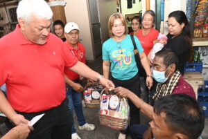 pwds-get-media-noche-packages,-cash-gifts-from-red-pillars,-cong-pogi