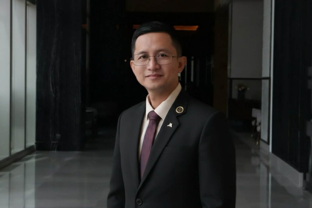 clark-marriott-concierge-associate-awarded-golden-crossed-keys-of-les-clefs-d’or-philippines