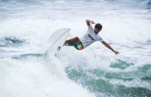 aurora-showcases-vibrant-coastal-culture,-tourism-in-18th-surfing-challenge