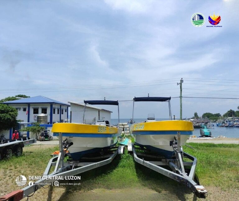 pcg-bataan-gets-boat,-oil-spill-boom-from-denr