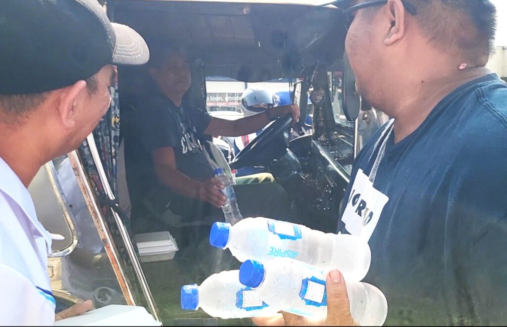 jeepney-drivers-hinarang,-binigyan-ng-pagkain