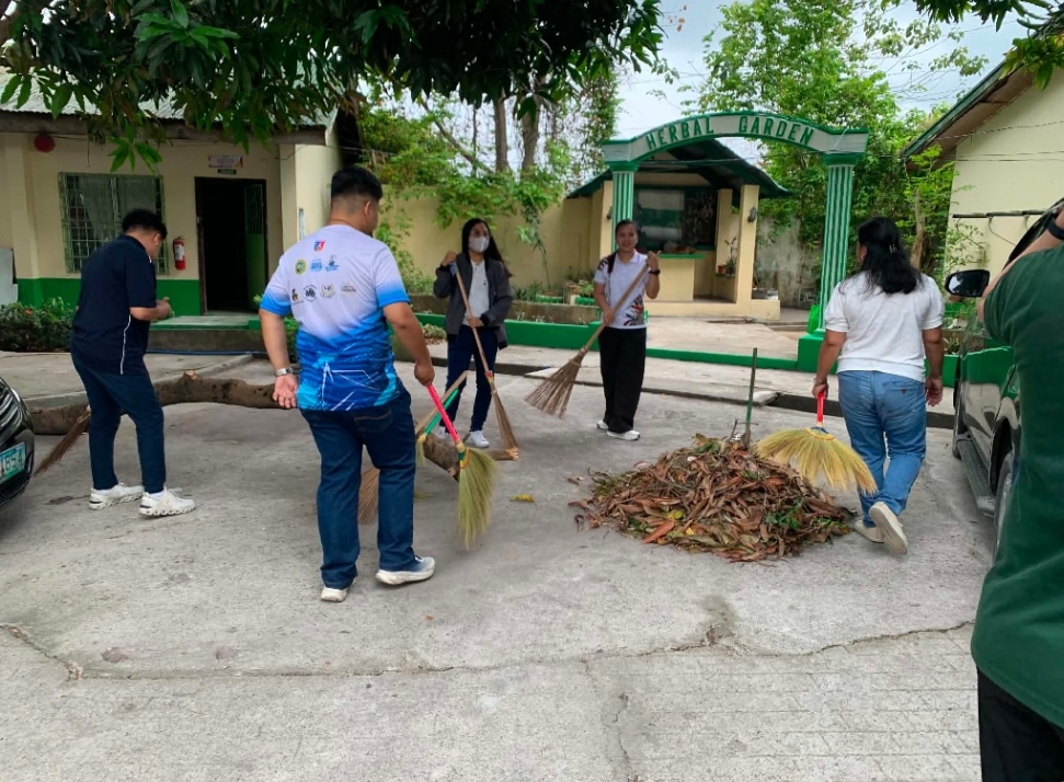 santa-rita-lgu-employees-boost-‘brigada-eskwela’-volunteerism