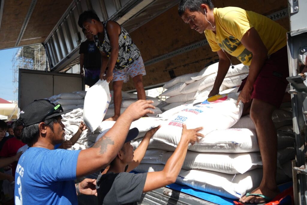 capitol,-dswd-dole-out-cash,-rice,-meds-to-3,013-farm-workers
