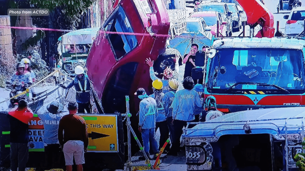 kotse,-nahulog-sa-hukay-sa-angeles-city;-aec,-sinabing-secured-ang-excavation-area