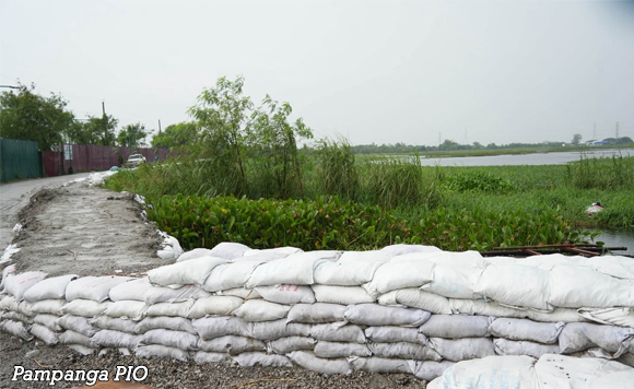 sandbagging,-ginawa!-gov-pineda-checks-pampanga’s-waterway-after-overflowing