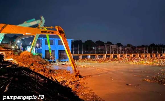 pampanga-gov’t-deploys-3-backhoes-to-clear-debris-from-damaged-dam