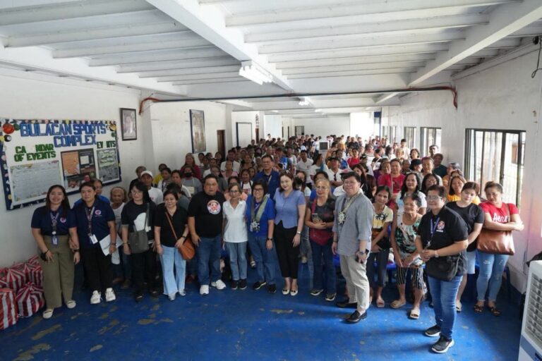 dotr-distributes-livelihood-package-to-198-families-affected-by-nscr-construction-in-bulacan