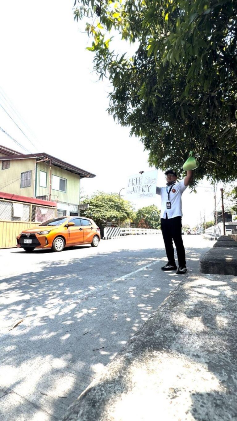 guagua-youth-gives-rice-to-drivers-burdened-by-high-oil-prices