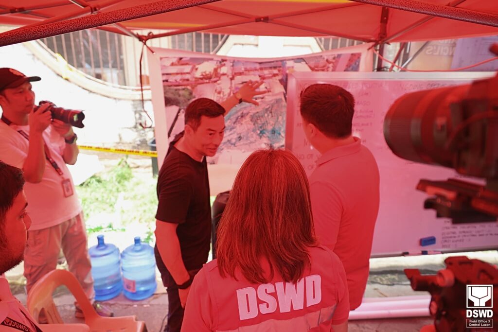 dswd-chief-brings-aid-to-collapsed-building-victims 